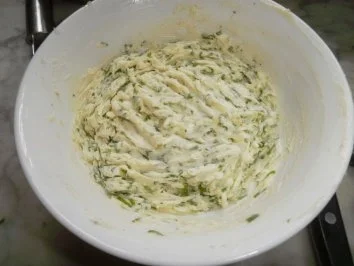 Rezept: Bärlauch-Maggikraut Butter Bärlauch-Maggikraut Butter - Rezept