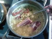 Gelbe Erbsensuppe mit deftiger Einlage - Rezept