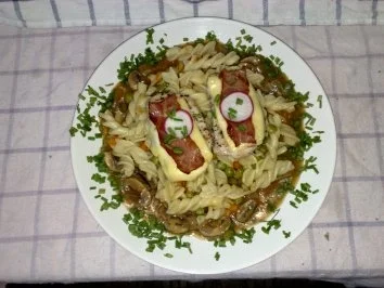 Rezept: Steaklets vom Schwein mit Pfeffer Champignonsoße an Gemüsenudeln Steaklets vom Schwein mit Pfeffer Champignonsoße an Gemüsenudeln - Rezept