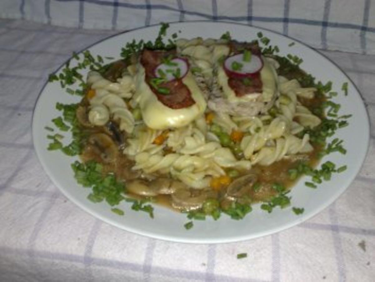 Steaklets vom Schwein mit Pfeffer Champignonsoße an Gemüsenudeln - Rezept - Bild Nr. 2