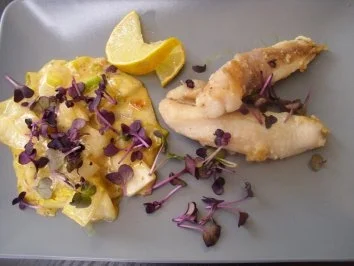 Warmer Chicoree mit Seeteufelfilets und Rettichsprossen - Rezept