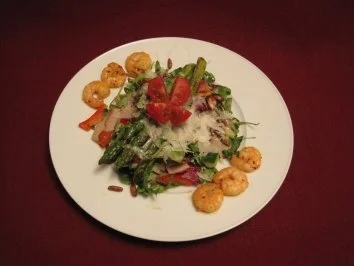 Bunter Salat mit grünem Spargel und Garnelen - Rezept