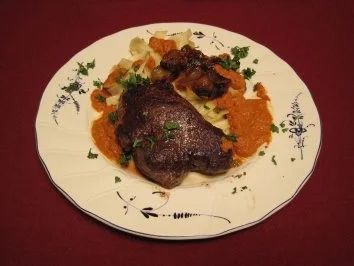 Filetsteak vom jungen Rind an frischen Nudeln mit karamellisierten Rotwein-Schalotten - Rezept