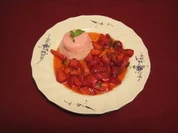 Rhabarbercreme auf Erdbeer-Minze-Salat - Rezept