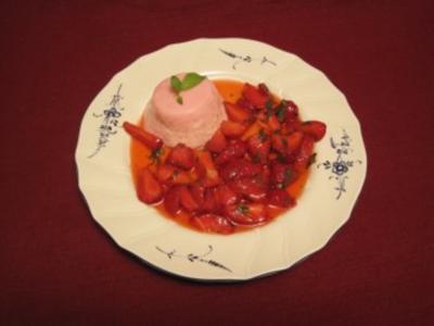 Rhabarbercreme auf Erdbeer-Minze-Salat - Rezept