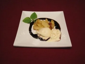 Hausgemachtes Marzipaneis mit Apfelscheiben in Calvados - Rezept