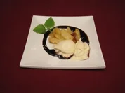 Hausgemachtes Marzipaneis mit Apfelscheiben in Calvados - Rezept