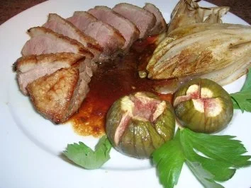 Rezept: Entenbrust mit Honig, Ingwer und Feigen an geschmortem Chicorée Entenbrust mit Honig, Ingwer und Feigen an geschmortem Chicorée - Rezept