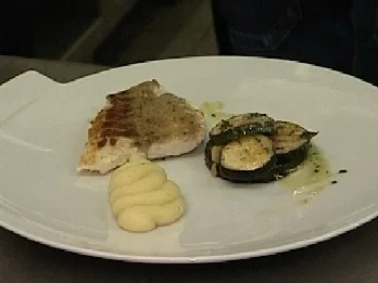 Loup de Mer in Olivenöl konfiert an warmer Antipasti und Trüffelpüree - Rezept