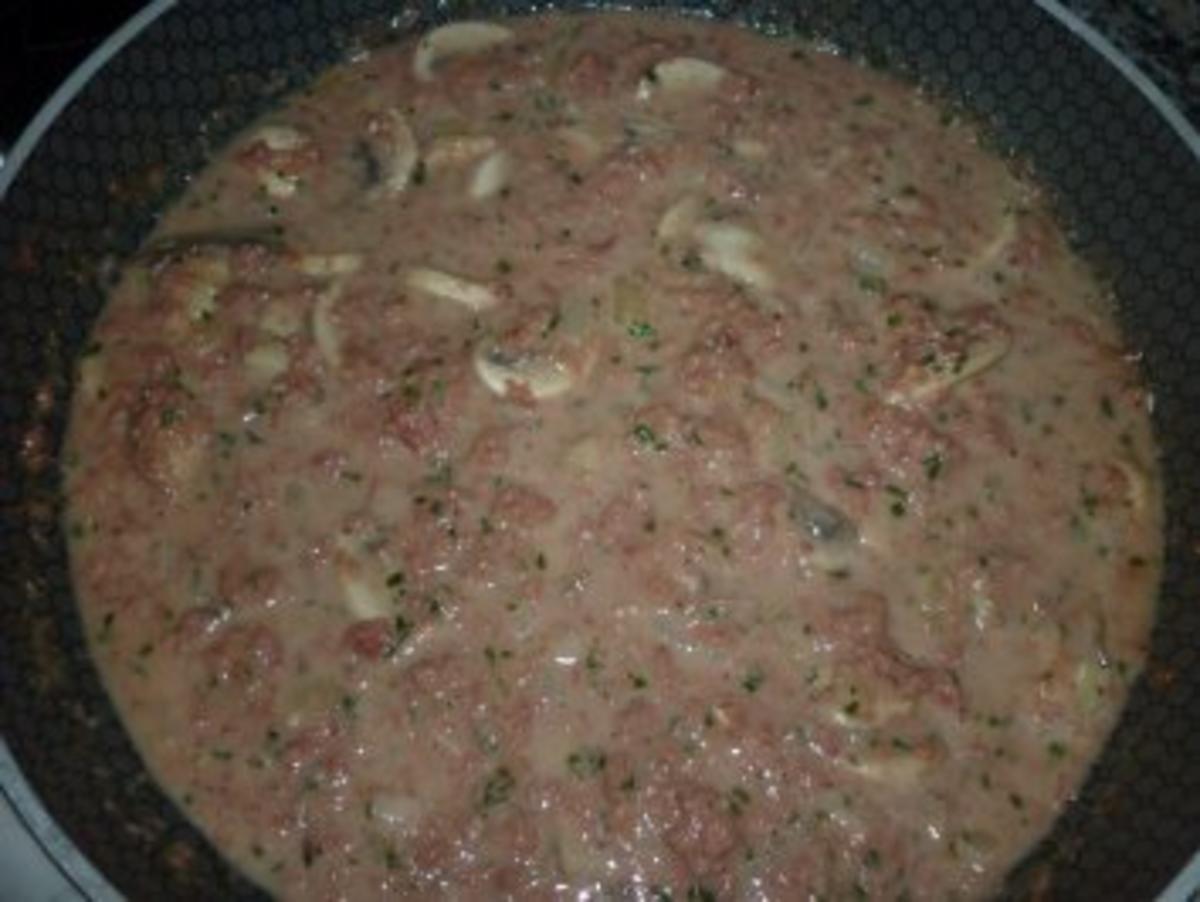 Corned Beef-Champignon-Sauce an Makkaroni - Rezept - Bild Nr. 2