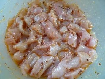 Rezept: Hähnchengeschnetzeltes in Senf-Sahne Gurken Bild Nr. 2 Hähnchengeschnetzeltes in Senf-Sahne Gurken - Rezept - Bild Nr. 2