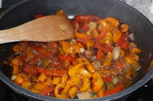 Auflauf: mit Kartoffeln, Zucchini, Paprika und Mozzarella - Rezept ...