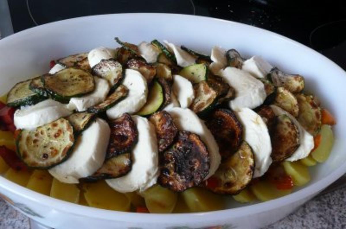 Bilder für Auflauf: mit Kartoffeln, Zucchini, Paprika und Mozzarella - Rezept