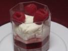 Himbeeren geschichtet mit Crème Double und Baiser - Pretty in Pink - Rezept