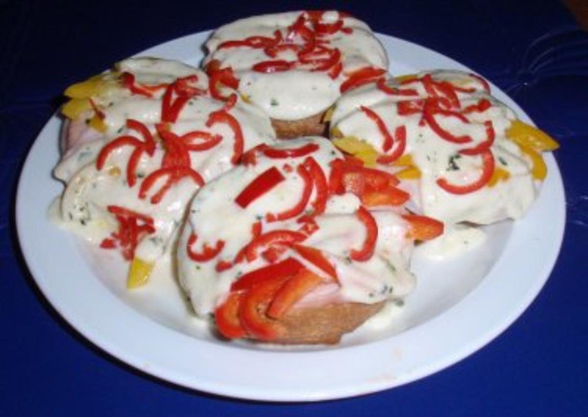 Bunte Mozzarella-Paprika-Brötchen überbacken - Rezept