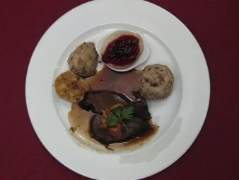 Rehkeule mit Steinpilzknödel - Rezept