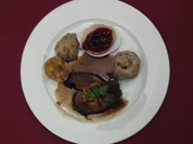 Rehkeule mit Steinpilzknödel - Rezept