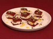 Rote-Bete-Ravioli mit Cashewkäsefüllung, Estragon und Pistazien (Sandra Keller) - Rezept