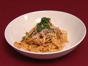 Tagliatelle fatte in casa con melanzane, zucchini e pepperoni (Frische hausgemachte Taglia - Rezept