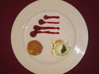 Topfenknödel mit Himbeer-Schokoladenfüllung umhüllt mit Krokant an Minzeis - Rezept