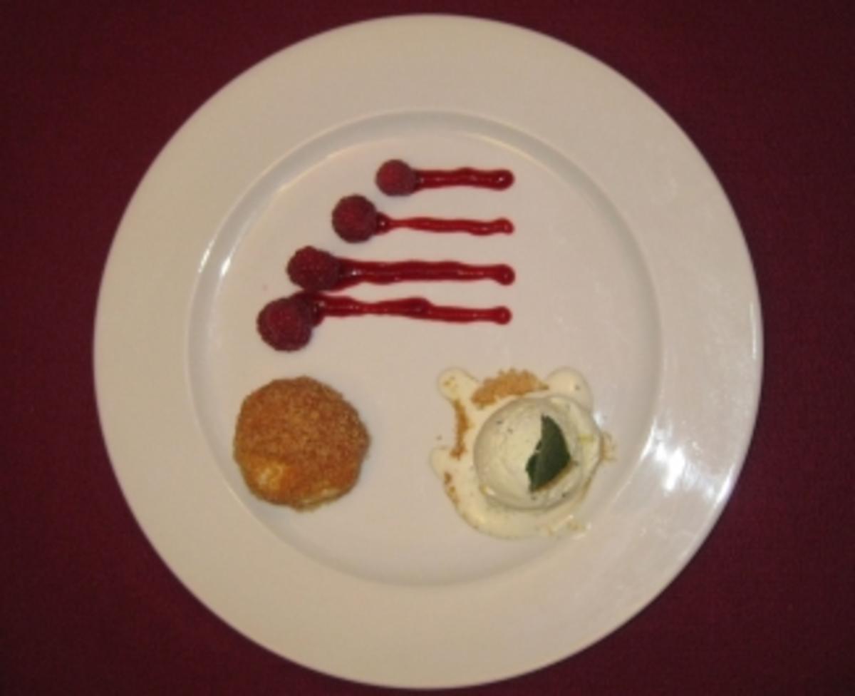 Topfenknödel mit Himbeer-Schokoladenfüllung umhüllt mit Krokant an ...