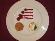 Rezept: Topfenknödel mit Himbeer-Schokoladenfüllung umhüllt mit Krokant an Minzeis Topfenknödel mit Himbeer-Schokoladenfüllung umhüllt mit Krokant an Minzeis - Rezept