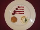 Topfenknödel mit Himbeer-Schokoladenfüllung umhüllt mit Krokant an Minzeis - Rezept