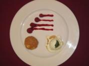 Topfenknödel mit Himbeer-Schokoladenfüllung umhüllt mit Krokant an Minzeis - Rezept