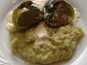 Rezept: Wirsingrouladen mit Rosebuttersauce und Buttermilch-Kartoffel-Püree Wirsingrouladen mit Rosebuttersauce und Buttermilch-Kartoffel-Püree - Rezept