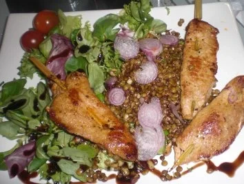 Rezept: Satéspieße auf Linsensprossensalat Satéspieße auf Linsensprossensalat - Rezept