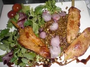 Satéspieße auf Linsensprossensalat - Rezept