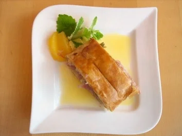 Rezept: Gefüllter Blätterteig mit Schinken und Zwiebeln an Orangensoße Gefüllter Blätterteig mit Schinken und Zwiebeln an Orangensoße - Rezept