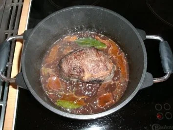 Rezept: Fleisch: Rinderbäckchen mit Steinpilzen und Preiselbeeren Bild Nr. 3 Fleisch: Rinderbäckchen mit Steinpilzen und Preiselbeeren - Rezept - Bild Nr. 3