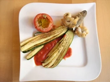 Merlan en lorgnette auf Tomatensoße, Zucchini, Grilltomate - Rezept