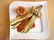 Merlan en lorgnette auf Tomatensoße, Zucchini, Grilltomate - Rezept