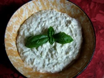 Rezept: Joghurtdipp mit Knoblauch und Gurke Joghurtdipp mit Knoblauch und Gurke - Rezept