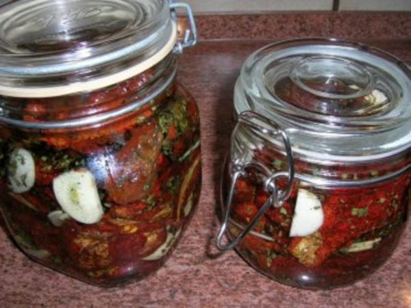 Getrocknete Tomaten, pikant eingelegt und haltbarer gemacht - schnell ...