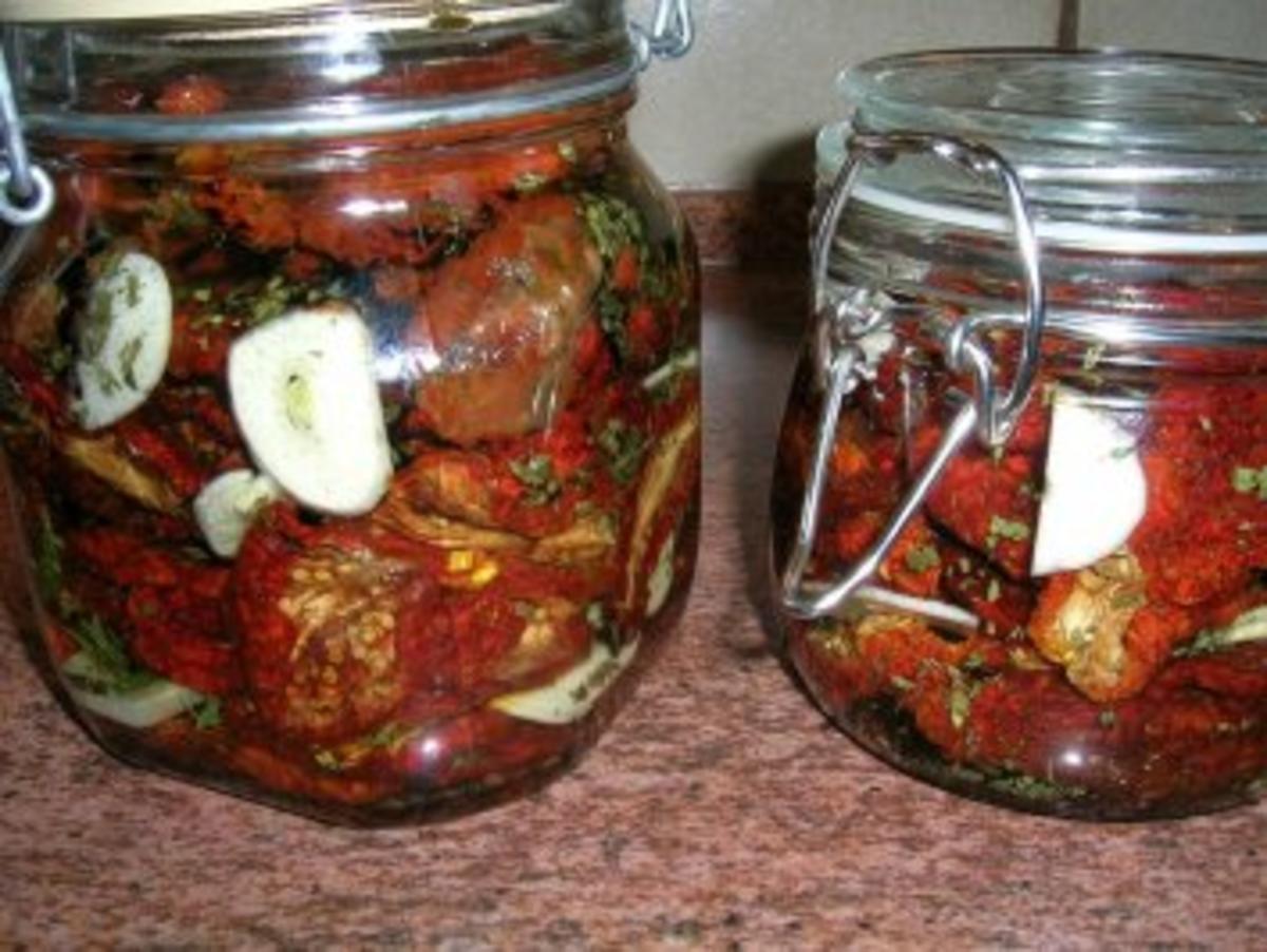 Getrocknete Tomaten, pikant eingelegt und haltbarer gemacht - Rezept