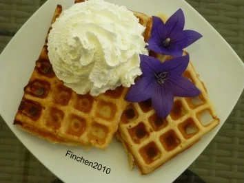 Rezept: Orangenlikör-Waffeln mit Sahne Orangenlikör-Waffeln mit Sahne - Rezept