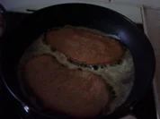 Schnitzel mit geschmorten Rosenkohl auf Zwiebel-Milch-Creme mit Bandnudeln - Rezept