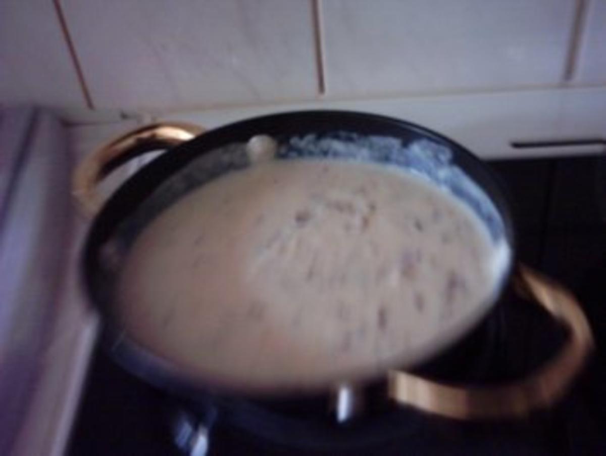 Schnitzel mit geschmorten Rosenkohl auf Zwiebel-Milch-Creme mit Bandnudeln - Rezept - Bild Nr. 2