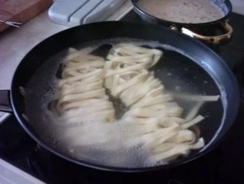 Rezept: Schnitzel mit geschmorten Rosenkohl auf Zwiebel-Milch-Creme mit Bandnudeln Bild Nr. 5 Schnitzel mit geschmorten Rosenkohl auf Zwiebel-Milch-Creme mit Bandnudeln - Rezept - Bild Nr. 5