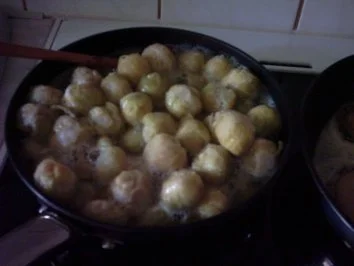 Rezept: Schnitzel mit geschmorten Rosenkohl auf Zwiebel-Milch-Creme mit Bandnudeln Bild Nr. 3 Schnitzel mit geschmorten Rosenkohl auf Zwiebel-Milch-Creme mit Bandnudeln - Rezept - Bild Nr. 3