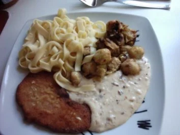 Rezept: Schnitzel mit geschmorten Rosenkohl auf Zwiebel-Milch-Creme mit Bandnudeln Bild Nr. 6 Schnitzel mit geschmorten Rosenkohl auf Zwiebel-Milch-Creme mit Bandnudeln - Rezept - Bild Nr. 6