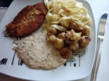 Rezept: Schnitzel mit geschmorten Rosenkohl auf Zwiebel-Milch-Creme mit Bandnudeln Bild Nr. 7 Schnitzel mit geschmorten Rosenkohl auf Zwiebel-Milch-Creme mit Bandnudeln - Rezept - Bild Nr. 7