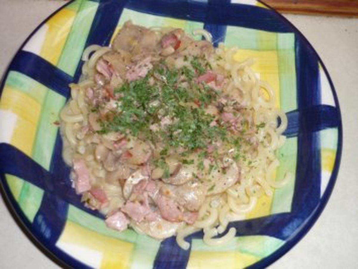 Nudeln mit Champignon-Schinken-Sauce - Rezept - kochbar.de