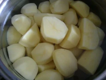 Hachfleischbällchen in Erbsen-Möhren-Soße - Rezept - Bild Nr. 4