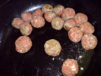 Hachfleischbällchen in Erbsen-Möhren-Soße - Rezept - Bild Nr. 6