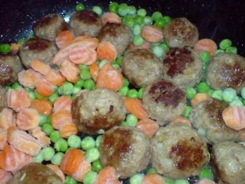 Hachfleischbällchen in Erbsen-Möhren-Soße - Rezept - Bild Nr. 7