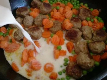 Hachfleischbällchen in Erbsen-Möhren-Soße - Rezept - Bild Nr. 9